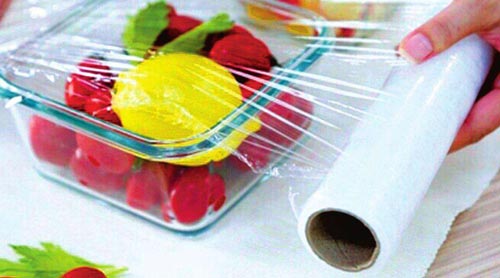 食品塑料保鮮膜透氣性能不達(dá)標(biāo)，內(nèi)部密封的食物仍然會發(fā)霉變質(zhì)